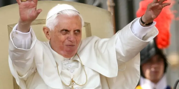 20070418 - ROMA - POL - PAPA: FINE DELL'UOMO E' DIVENIRE SIMILE A DIO . Papa Benedetto XVI saluta saluta i fedeli, oggi, durante l'udienza generale del mercoledì in piazza S. Pietro, vigilia del secondo anniversario della sua elezione.       ANSA/ETTORE FERRARI/FRR