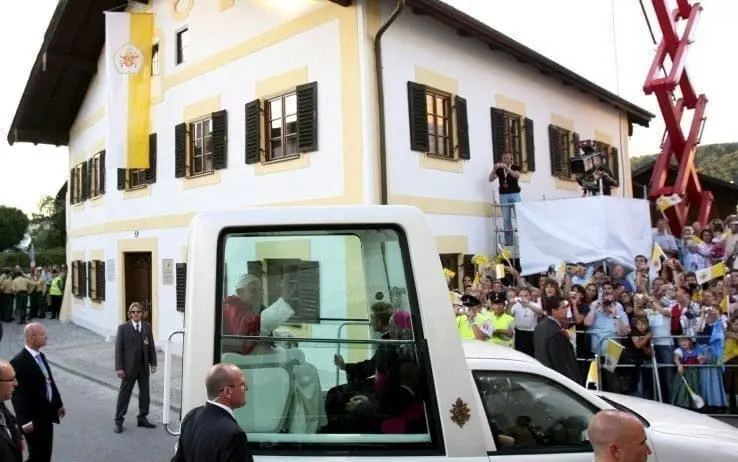 Pedofilia. Scritte oscene sulla casa natale di Ratzinger 2 casa ratzinger