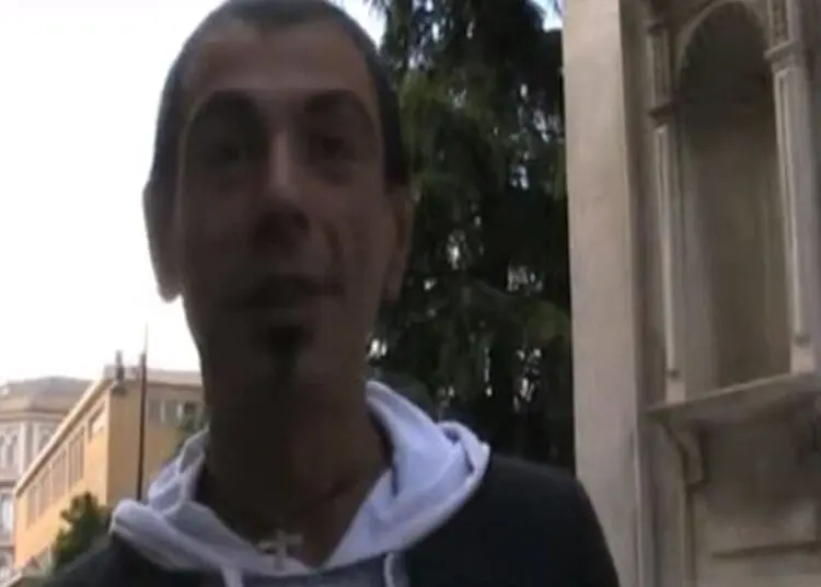 Pedofilia, volantinaggio di Zanardi davanti al Duomo 2 Cattura 1