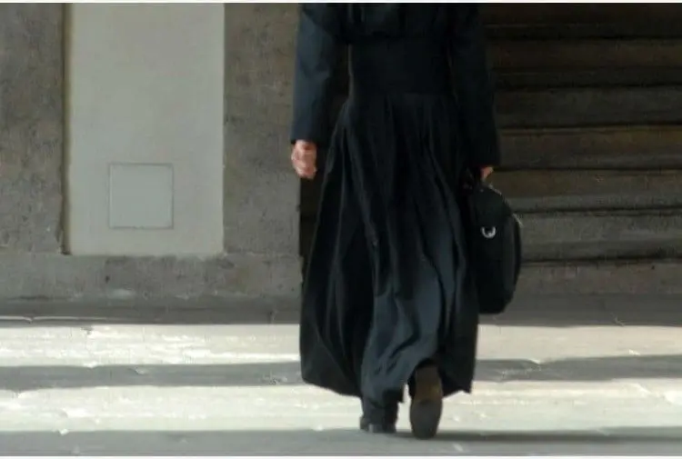 prete cammina fg.jpg 997313609