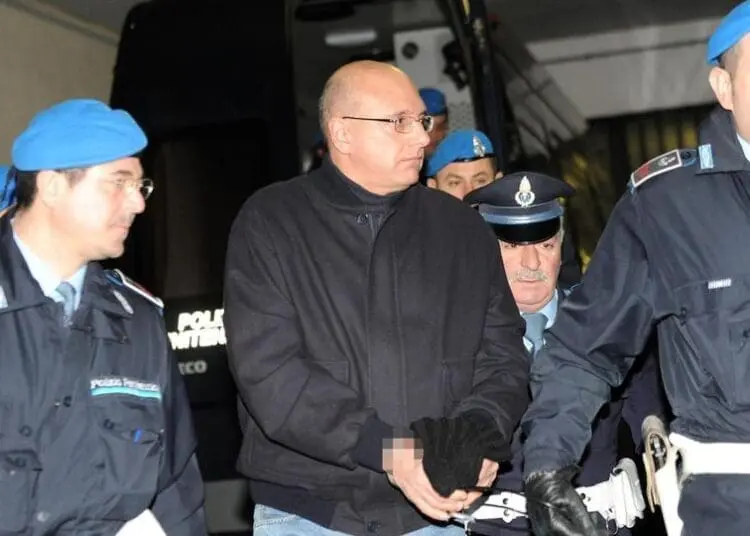 VI IT ART 17304 seppia poliziotti