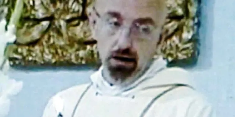 GENOVA, 22 MAG. - IL PUBBLICO MINISTERO STEFANO PUPPO HA AUTORIZZATO IL TRASFERIMENTO IN UN'ALTRA STRUTTURA DI DON RICCARDO SEPPIA, IN CARCERE DA 10 GIORNI A GENOVA MARASSI PER VIOLENZA SESSUALE SU MINORE E CESSIONE DI STUPEFACENTI. NON E' NOTO QUANDO AVVERRA' IL TRAFERIMENTO CHE E' STATO CHIESTO DALLO STESSO SACERDOTE A SEGUITO DI MINACCE E INSULTI AVUTI DA ALTRI DETENUTI - NELLA FOTO D'ARCHIVIO DON RICCARDO SEPPIA MENTRE CELEBRA UNA MESSA.
FOTO FORNETTI/INFOPHOTO