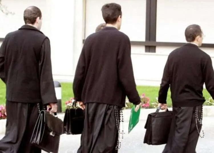 video porno preti ricattati corbetta vigevano