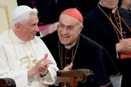 benedetto xvi bertone 1