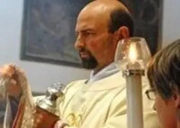 Il vicario difende il prete pedofilo  cacciato dal papa: ira del nuovo parroco