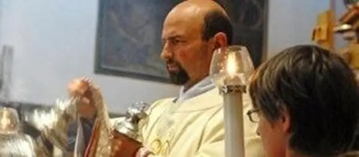 Il vicario difende il prete pedofilo  cacciato dal papa: ira del nuovo parroco