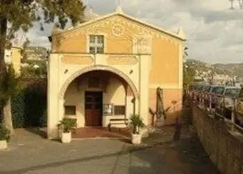 Loano (SV), Prete condannato per prostituzione minorile, ma i parrocchiani non lo vogliono: è rivolta