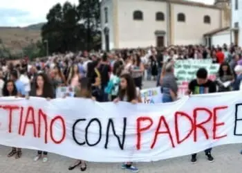 Fiaccolata DonEnzo1 e1531525042234