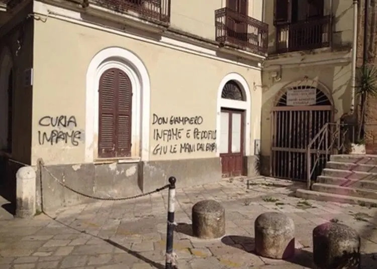 Abusi sessuali, scritte contro prete