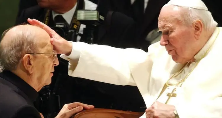 Il papa emerito, il papa santo e l’amico pedofilo