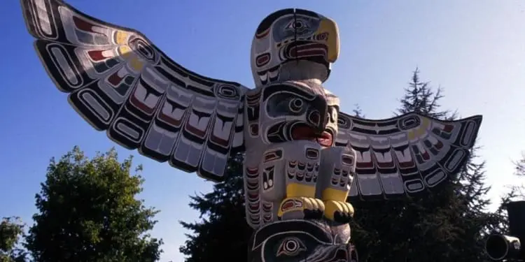 VI IT ART 41490 canada totem lapresse