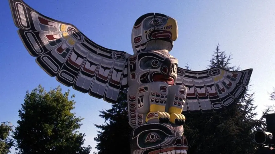 VI IT ART 41490 canada totem lapresse