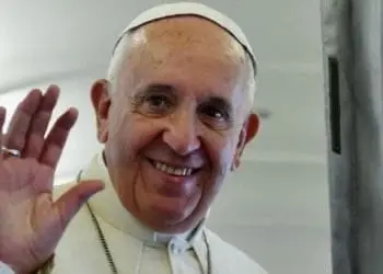 Pope Francis waves before he speaks to journalists on his flight from Rome to Sarajevo June 6, 2015. REUTERS/Gabriel Bouys/Pool