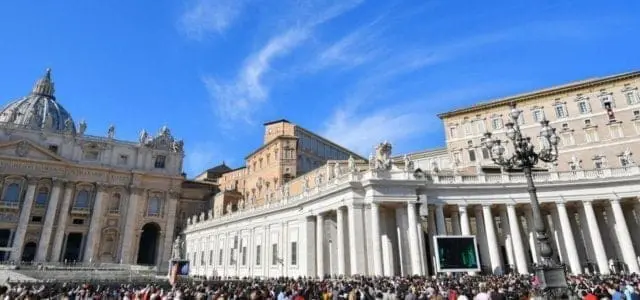 Pope Francis (Top R at window) delivers his message to the faithful during the weekly Angelus prayer on November 11, 2018 at St. Peter's square in the Vatican. (Photo by Alberto PIZZOLI / AFP)