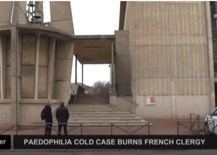 Francia, ex-scout contro il prete pedofilo rompono il silenzio dopo 25 anni 3 Cattura