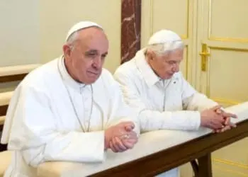 1578987025619.jpg due papi sono troppi nuove regole per ratzinger e sui preti sposati sarah tira fuori le prove