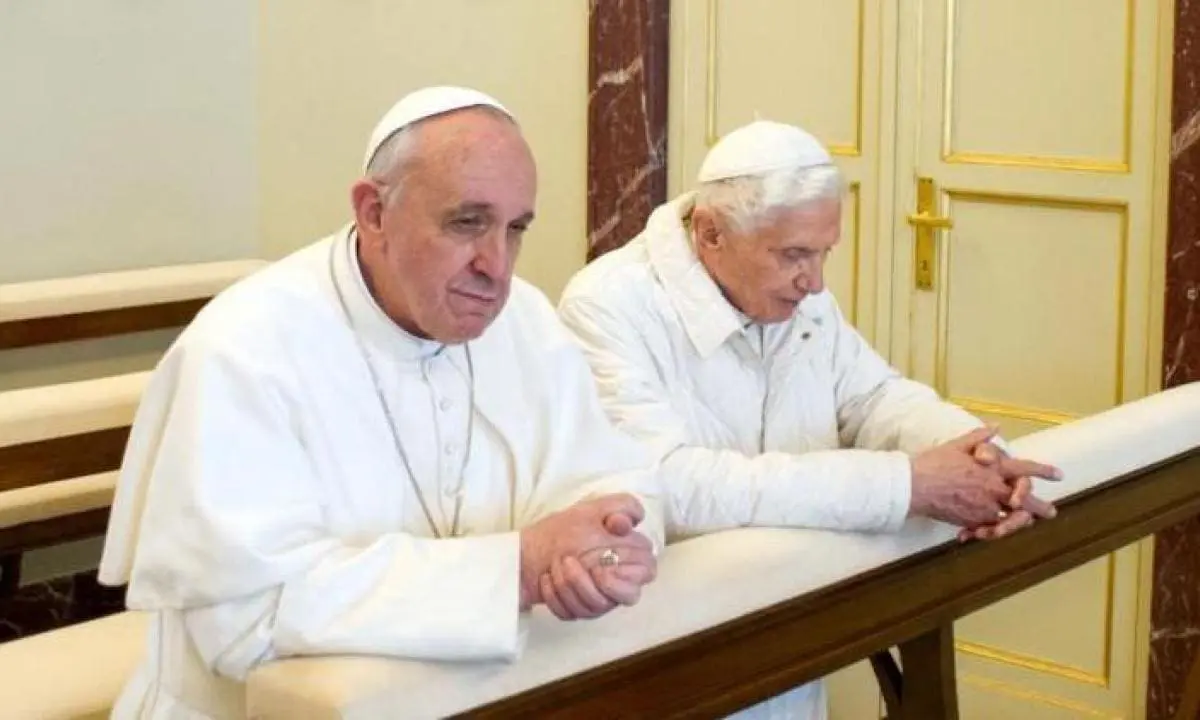 1578987025619.jpg due papi sono troppi nuove regole per ratzinger e sui preti sposati sarah tira fuori le prove