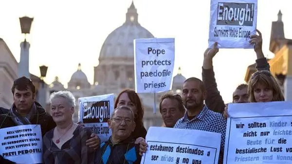 protesta vaticano contro chiesa pedofila2 1