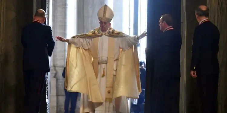 Pope Francis opens the Holy Door of Saint Peter's Basilica, formally starting the Jubilee of Mercy, at the Vatican City, 08 December 2015.
ANSA/ETTORE FERRARI