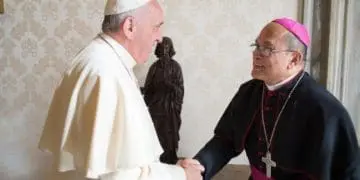 Page 1 foto Pope and Bishop 1 750x500 1