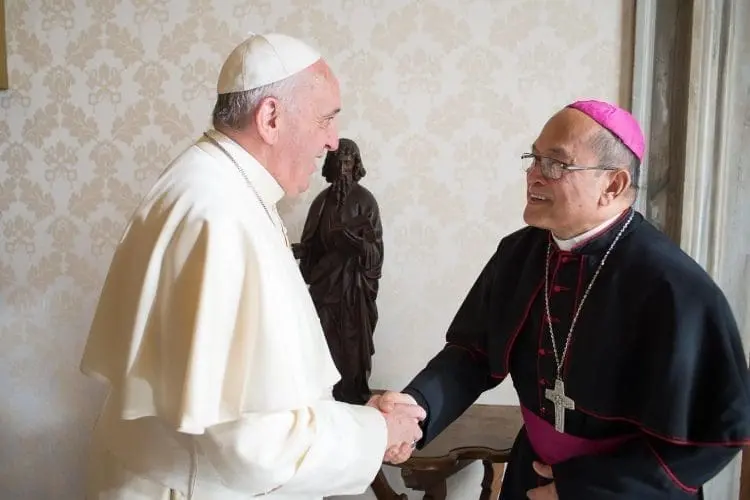 Page 1 foto Pope and Bishop 1 750x500 1