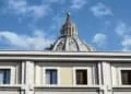 Una veduta della cupola di San Pietro all'entrata della porta del Perugino, Città del Vaticano, 19 settembre 2017 a Roma.
ANSAMASSIMO PERCOSSI