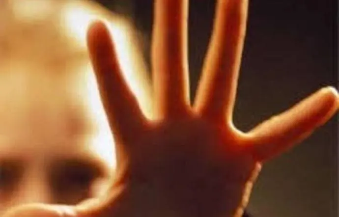 Pedofili Meter denuncia 131 siti con foto di abusi cb7efee9ce0bc388b63202810c6b98c3.jpg tre ragazze raccontano al giudice gli abusi del santone