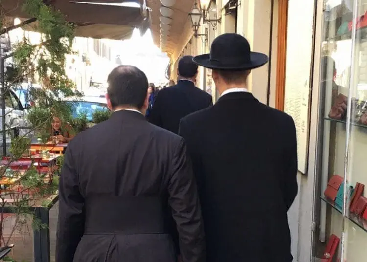 66 prete preti parroco cropped 73