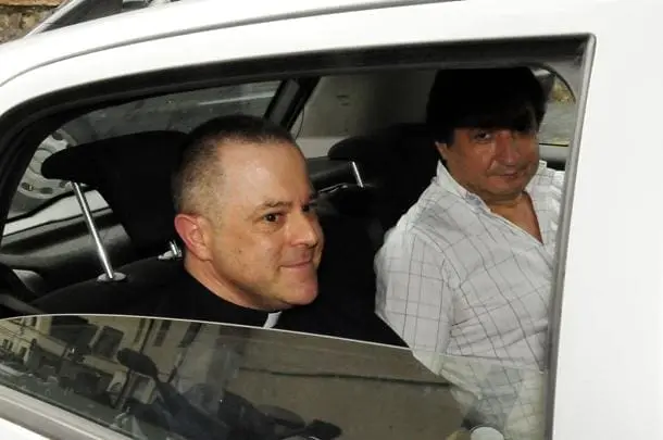 Pedofilia, Don Luciano assolto dalla Chiesa. Bagnasco: «Fatte tutte le procedure previste». Ma nessuno ha ancora risarcito la vittima 2 Don Lu in auto H120720184547