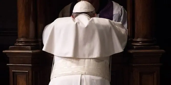 Il Papa scomunica un prete australiano che ha violato il sigillo della Confessione 2 web pope francis confession 000 dv1988330 osservatore romano via afp