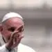 Pope Francis waves at the end his weekly general audience at St Peter's square on April 11, 2018 in Vatican. / AFP PHOTO / TIZIANA FABI