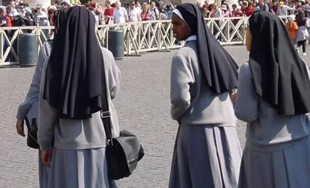 1529082383Suore grige