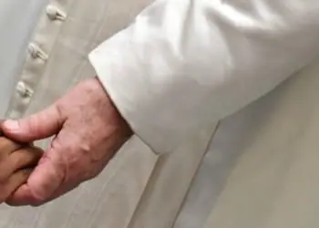 papa francesco 1350 990x403 1