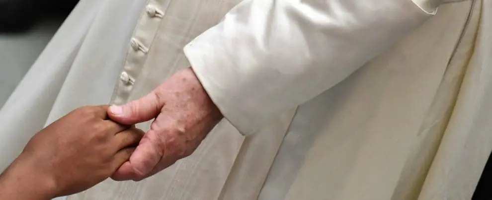 papa francesco 1350 990x403 1