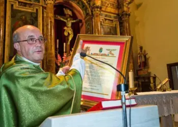 3979580 1918 sacerdote sospeso