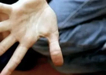 un bambino mentre subisce abusi 1650995