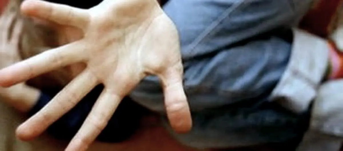 un bambino mentre subisce abusi 1650995