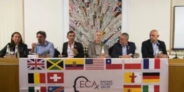 Rome, Italy. 2nd October, 2018.  Lieve Halsberghe from Belgium, member of ECA Global, lawyer Mario Caligiuri, Francesco Zanardi from Italy, president of Rete L'ABUSO, Matthias Katsch from Germany, member of ECA Global, and Marek Lisinski from Poland, member of ECA Global pose during the press conference of Rete L'ABUSO and ECA Global about the Italian situation of sexual abuse by clergy at the headquarter of the foreign press on 2 October 2018, in Rome, Italy. © Simone Padovani / Awakening / Alamy Live News