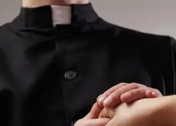 abusi nella diocesi pentra arriva lultimatum alla curia 696x439 1