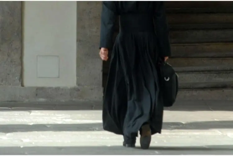 prete cammina fg.jpg 997313609