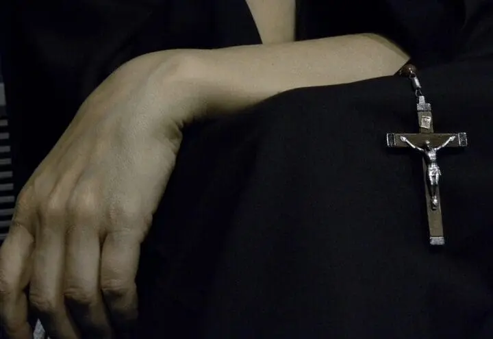 Scandalo in India, suore abusate per anni da preti cattolici: “Violentate decine di volte” 1 suora preghiera pixabay 01 2