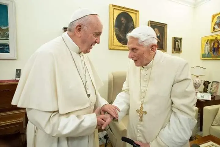 1545476895 bergoglio ratzinger