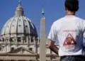 Francesco Zanardi, presidente dell'associazione L'Abuso (contro gli abusi dei preti pedofili) davanti a San Pietro, Citta' del Vaticano, 11 ottobre 2011. Zanardi ha consegnato insieme ad Alberto Sala, presidente dell'associazione Piccolo Alan, una lettera per il Papa con cui si chiede un'applicazione severa delle linee guida contro la pedofilia nel clero. ANSA