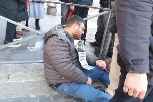 Abusi sessuali da un prete, vittima scortata in commissariato durante la protesta in Vaticano 2 arturo borrelli vittima 1549278138535 638x425 1