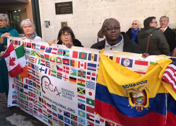 Vaticano, vittime di pedofilia protestano a San Pietro: “Noi esclusi dall’incontro” 2 protesta fuori san pietro