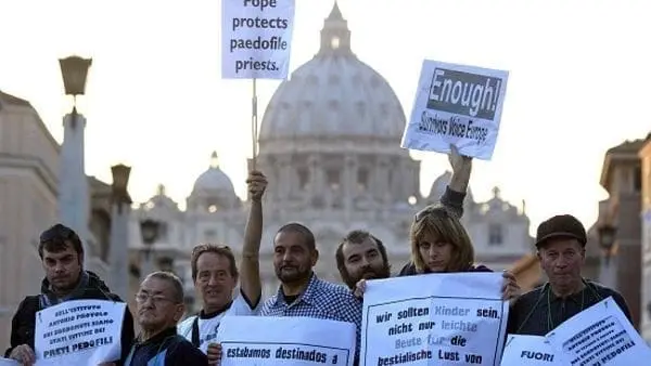 protesta vaticano contro chiesa pedofila8