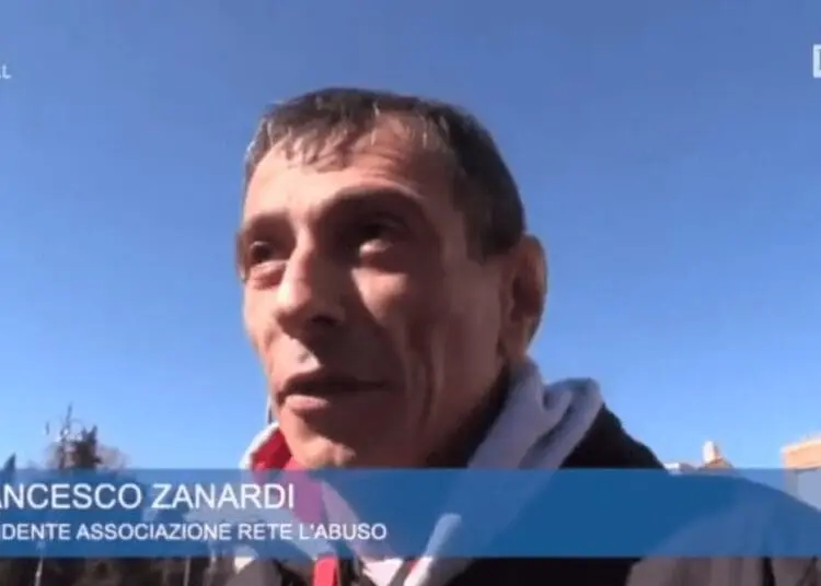 Pedofilia, vittime di abusi sfilano a San Pietro 3 vittime sfilno 2