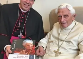 Il Papa emerito Benedetto XVI, 90 anni compiuti lo scorso aprile, "sta bene", come ha confermato nei giorni scorsi il suo segretario personale mons. Georg Gaenswein, prefetto della Casa Pontificia, ma la scorsa settimana ?? scivolato cadendo a terra e provocandosi un ematoma al viso, vicino all'occhio destro. La sua foto ?? stata pubblicata su Facebook dal vescovo di Passau, Stefan Oster, che ha fatto visita a Ratzinger lo scorso 26 ottobre, insieme al giornalista e scrittore tedesco Peter Seewald, autore di due libri-intervista con Benedetto XVI, "Luce del mondo" e "Ultime conversazioni", dopo altri due precedenti di quando Ratzinger era cardinale. La visita ?? avvenuta nell'ex convento Mater Ecclesiae, in Vaticano, residenza del Pontefice emerito.
ANSA/PRESSESTELLE BISTUM PASSAU
+++ ANSA PROVIDES ACCESS TO THIS HANDOUT PHOTO TO BE USED SOLELY TO ILLUSTRATE NEWS REPORTING OR COMMENTARY ON THE FACTS OR EVENTS DEPICTED IN THIS IMAGE; NO ARCHIVING; NO LICENSING +++