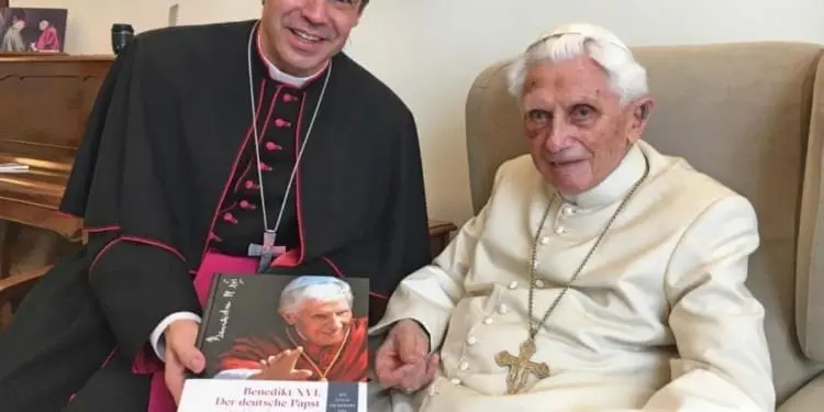 Il Papa emerito Benedetto XVI, 90 anni compiuti lo scorso aprile, "sta bene", come ha confermato nei giorni scorsi il suo segretario personale mons. Georg Gaenswein, prefetto della Casa Pontificia, ma la scorsa settimana ?? scivolato cadendo a terra e provocandosi un ematoma al viso, vicino all'occhio destro. La sua foto ?? stata pubblicata su Facebook dal vescovo di Passau, Stefan Oster, che ha fatto visita a Ratzinger lo scorso 26 ottobre, insieme al giornalista e scrittore tedesco Peter Seewald, autore di due libri-intervista con Benedetto XVI, "Luce del mondo" e "Ultime conversazioni", dopo altri due precedenti di quando Ratzinger era cardinale. La visita ?? avvenuta nell'ex convento Mater Ecclesiae, in Vaticano, residenza del Pontefice emerito.
ANSA/PRESSESTELLE BISTUM PASSAU
+++ ANSA PROVIDES ACCESS TO THIS HANDOUT PHOTO TO BE USED SOLELY TO ILLUSTRATE NEWS REPORTING OR COMMENTARY ON THE FACTS OR EVENTS DEPICTED IN THIS IMAGE; NO ARCHIVING; NO LICENSING +++