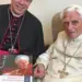 Il Papa emerito Benedetto XVI, 90 anni compiuti lo scorso aprile, "sta bene", come ha confermato nei giorni scorsi il suo segretario personale mons. Georg Gaenswein, prefetto della Casa Pontificia, ma la scorsa settimana ?? scivolato cadendo a terra e provocandosi un ematoma al viso, vicino all'occhio destro. La sua foto ?? stata pubblicata su Facebook dal vescovo di Passau, Stefan Oster, che ha fatto visita a Ratzinger lo scorso 26 ottobre, insieme al giornalista e scrittore tedesco Peter Seewald, autore di due libri-intervista con Benedetto XVI, "Luce del mondo" e "Ultime conversazioni", dopo altri due precedenti di quando Ratzinger era cardinale. La visita ?? avvenuta nell'ex convento Mater Ecclesiae, in Vaticano, residenza del Pontefice emerito.
ANSA/PRESSESTELLE BISTUM PASSAU
+++ ANSA PROVIDES ACCESS TO THIS HANDOUT PHOTO TO BE USED SOLELY TO ILLUSTRATE NEWS REPORTING OR COMMENTARY ON THE FACTS OR EVENTS DEPICTED IN THIS IMAGE; NO ARCHIVING; NO LICENSING +++